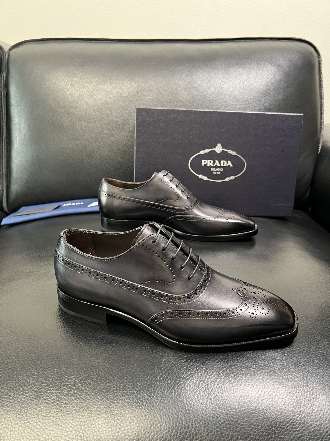 PRADA 高品质 顶级工艺品 普拉达 皮鞋专柜同步 原厂配置，意大利进口原版牛皮面料，透气舒适进口水染