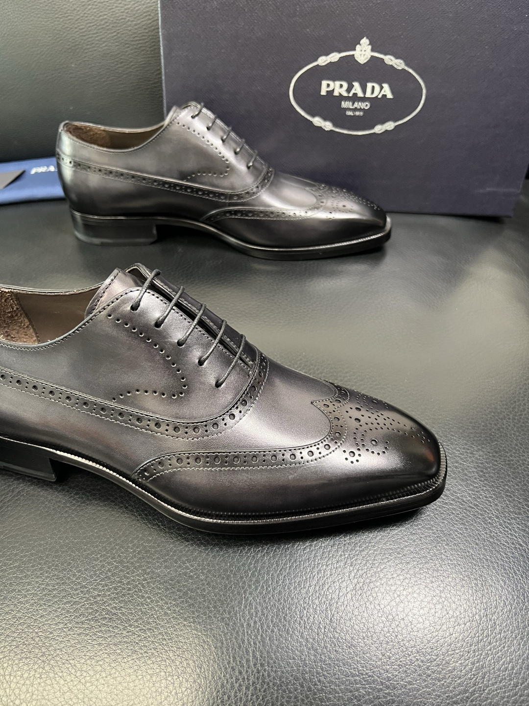 PRADA 高品质 顶级工艺品 普拉达 皮鞋专柜同步 原厂配置，意大利进口原版牛皮面料，透气舒适进口水染