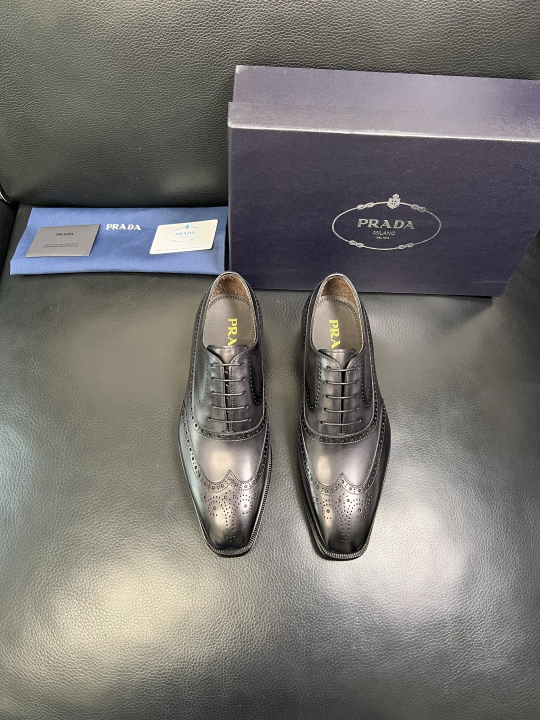 PRADA 高品质 顶级工艺品 普拉达 皮鞋专柜同步 原厂配置，意大利进口原版牛皮面料，透气舒适进口水染