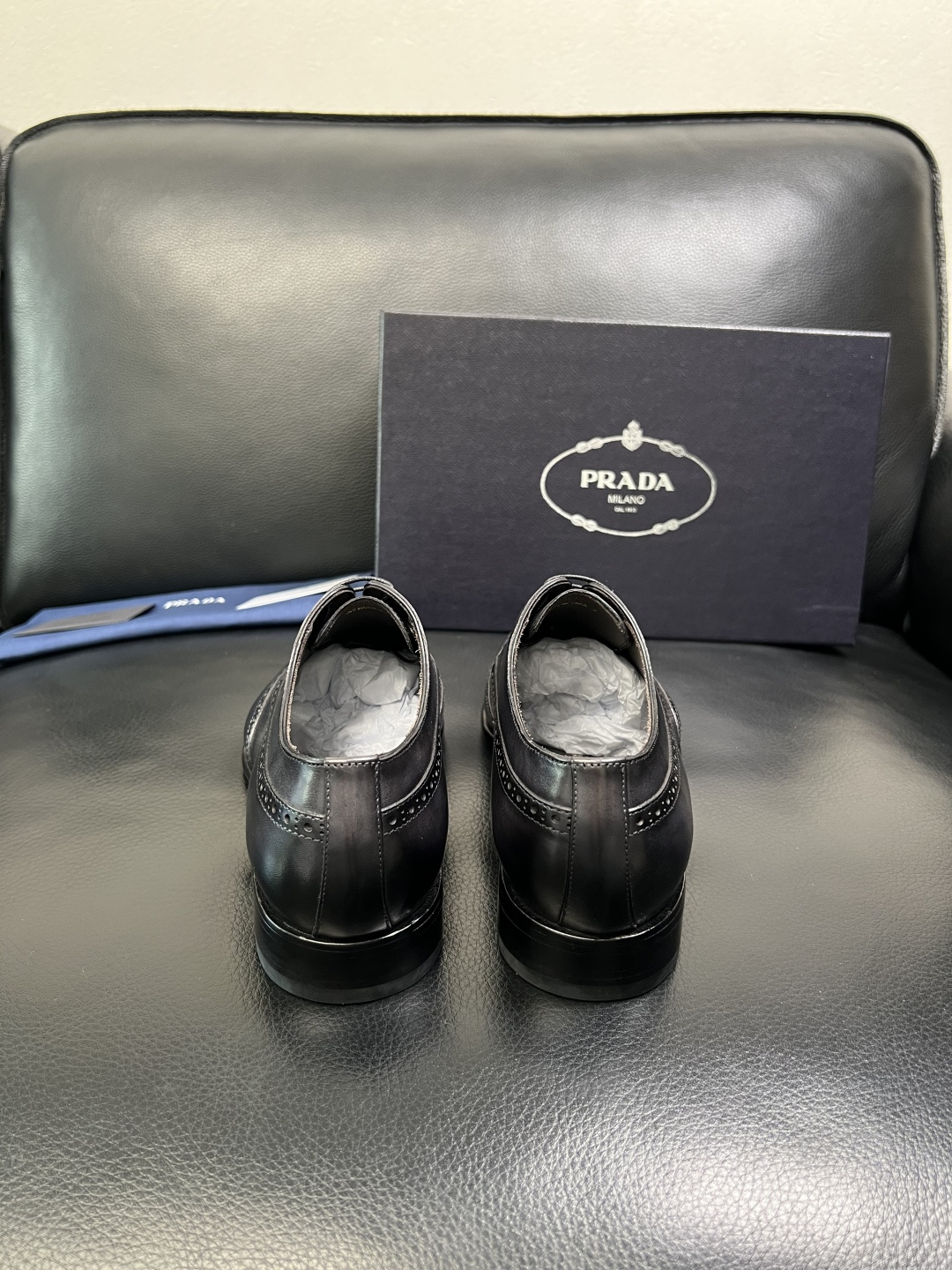 PRADA 高品质 顶级工艺品 普拉达 皮鞋专柜同步 原厂配置，意大利进口原版牛皮面料，透气舒适进口水染