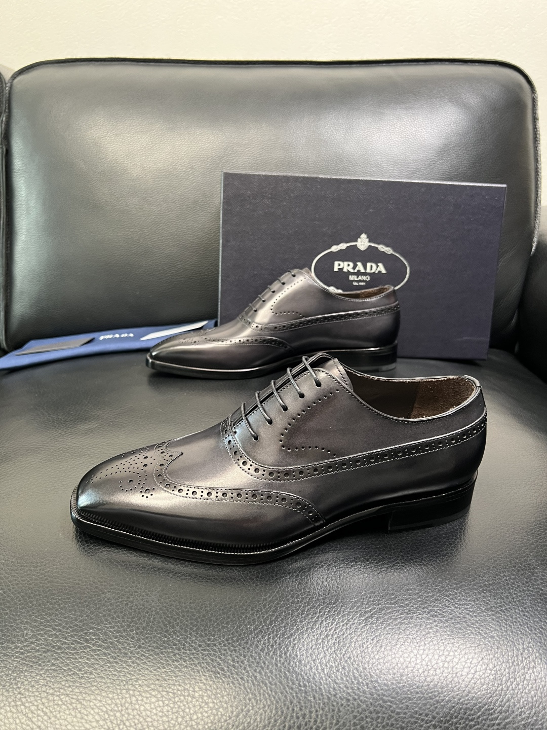 PRADA 高品质 顶级工艺品 普拉达 皮鞋专柜同步 原厂配置，意大利进口原版牛皮面料，透气舒适进口水染