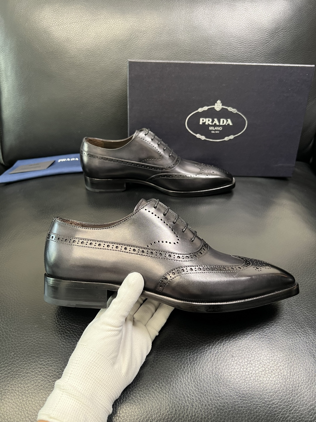 PRADA 高品质 顶级工艺品 普拉达 皮鞋专柜同步 原厂配置，意大利进口原版牛皮面料，透气舒适进口水染