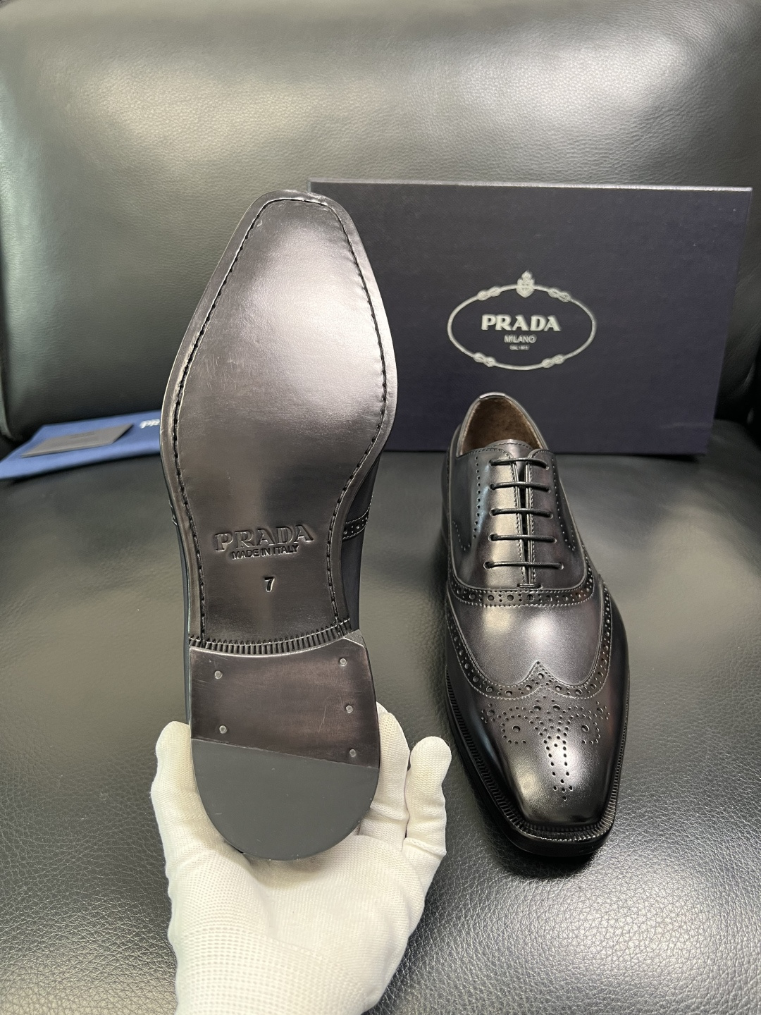PRADA 高品质 顶级工艺品 普拉达 皮鞋专柜同步 原厂配置，意大利进口原版牛皮面料，透气舒适进口水染