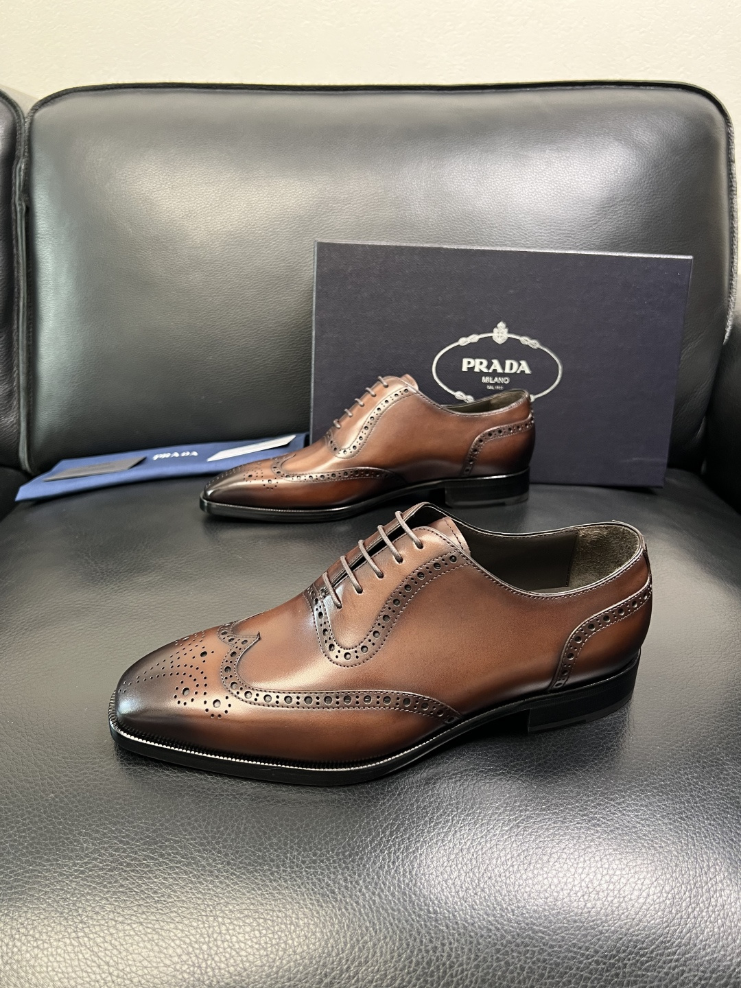 PRADA 高品质 顶级工艺品 普拉达 皮鞋专柜同步 原厂配置，意大利进口原版牛皮面料，透气舒适进口水染
