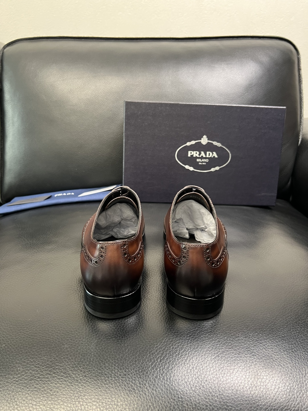 PRADA 高品质 顶级工艺品 普拉达 皮鞋专柜同步 原厂配置，意大利进口原版牛皮面料，透气舒适进口水染