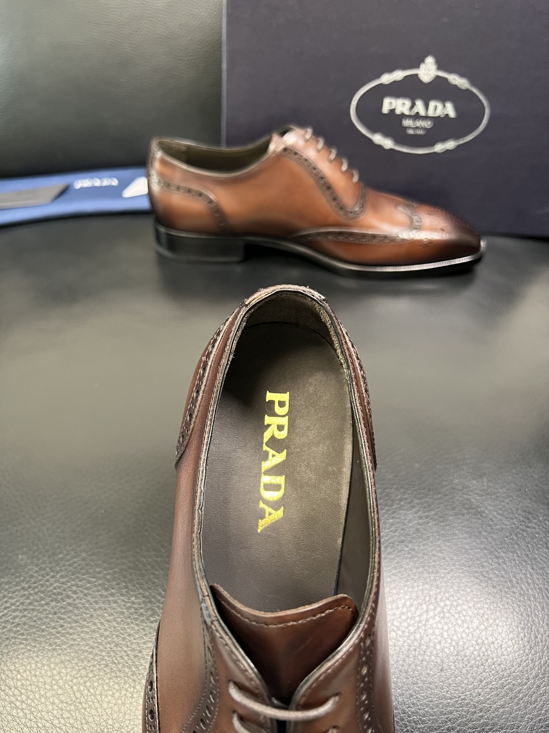 PRADA 高品质 顶级工艺品 普拉达 皮鞋专柜同步 原厂配置，意大利进口原版牛皮面料，透气舒适进口水染