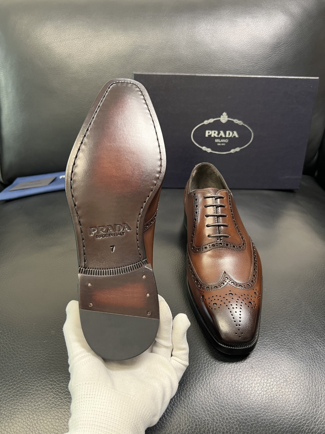 PRADA 高品质 顶级工艺品 普拉达 皮鞋专柜同步 原厂配置，意大利进口原版牛皮面料，透气舒适进口水染