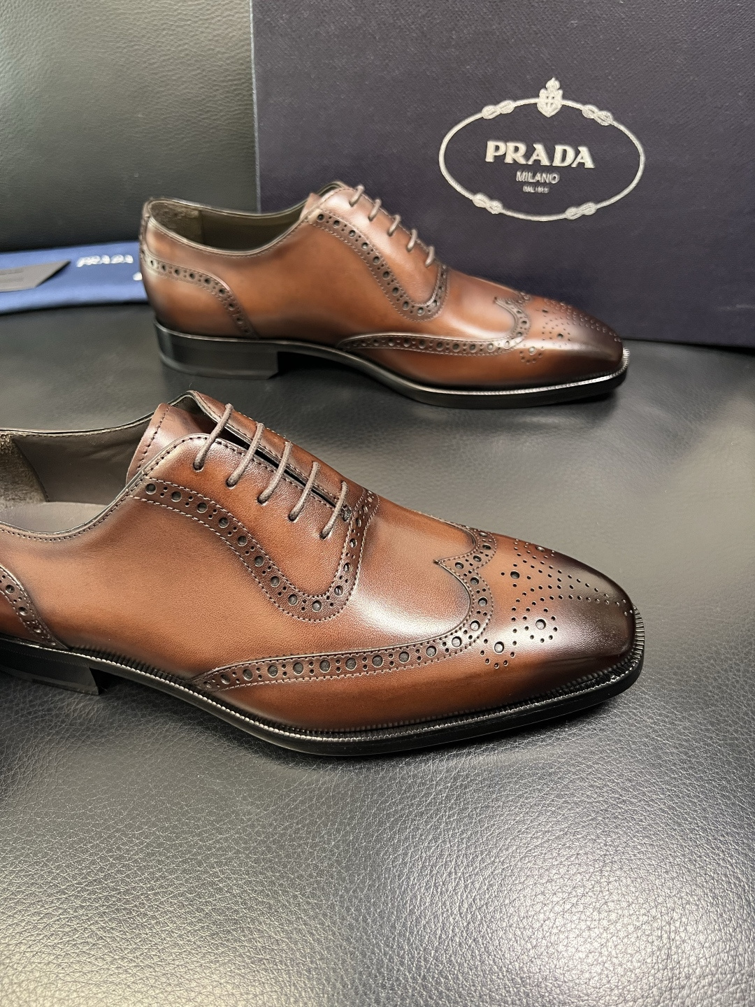 PRADA 高品质 顶级工艺品 普拉达 皮鞋专柜同步 原厂配置，意大利进口原版牛皮面料，透气舒适进口水染