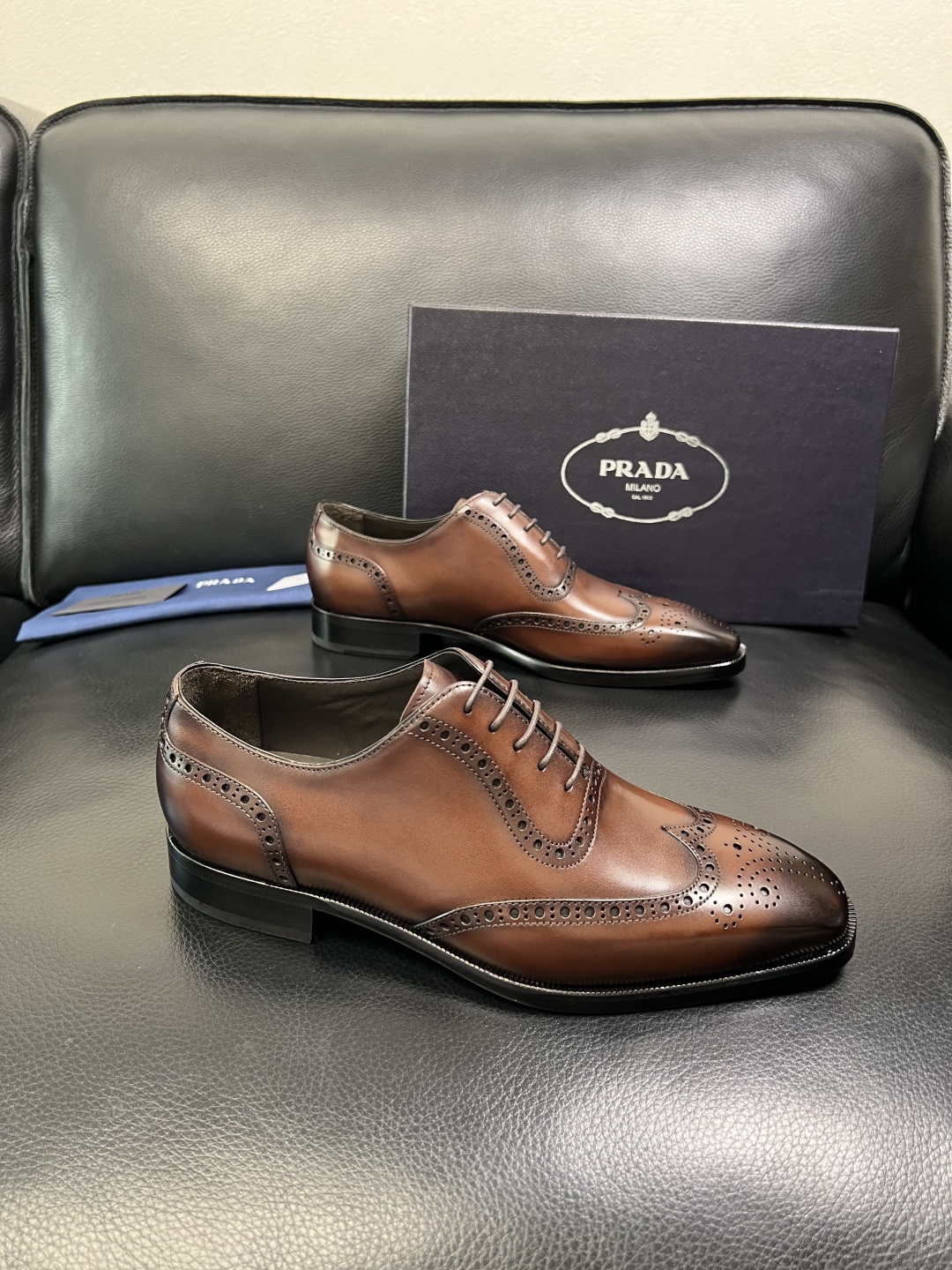PRADA 高品质 顶级工艺品 普拉达 皮鞋专柜同步 原厂配置，意大利进口原版牛皮面料，透气舒适进口水染