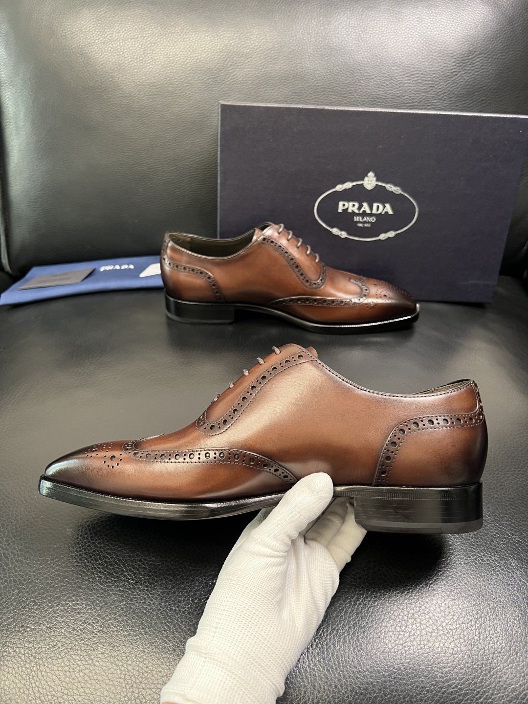 PRADA 高品质 顶级工艺品 普拉达 皮鞋专柜同步 原厂配置，意大利进口原版牛皮面料，透气舒适进口水染
