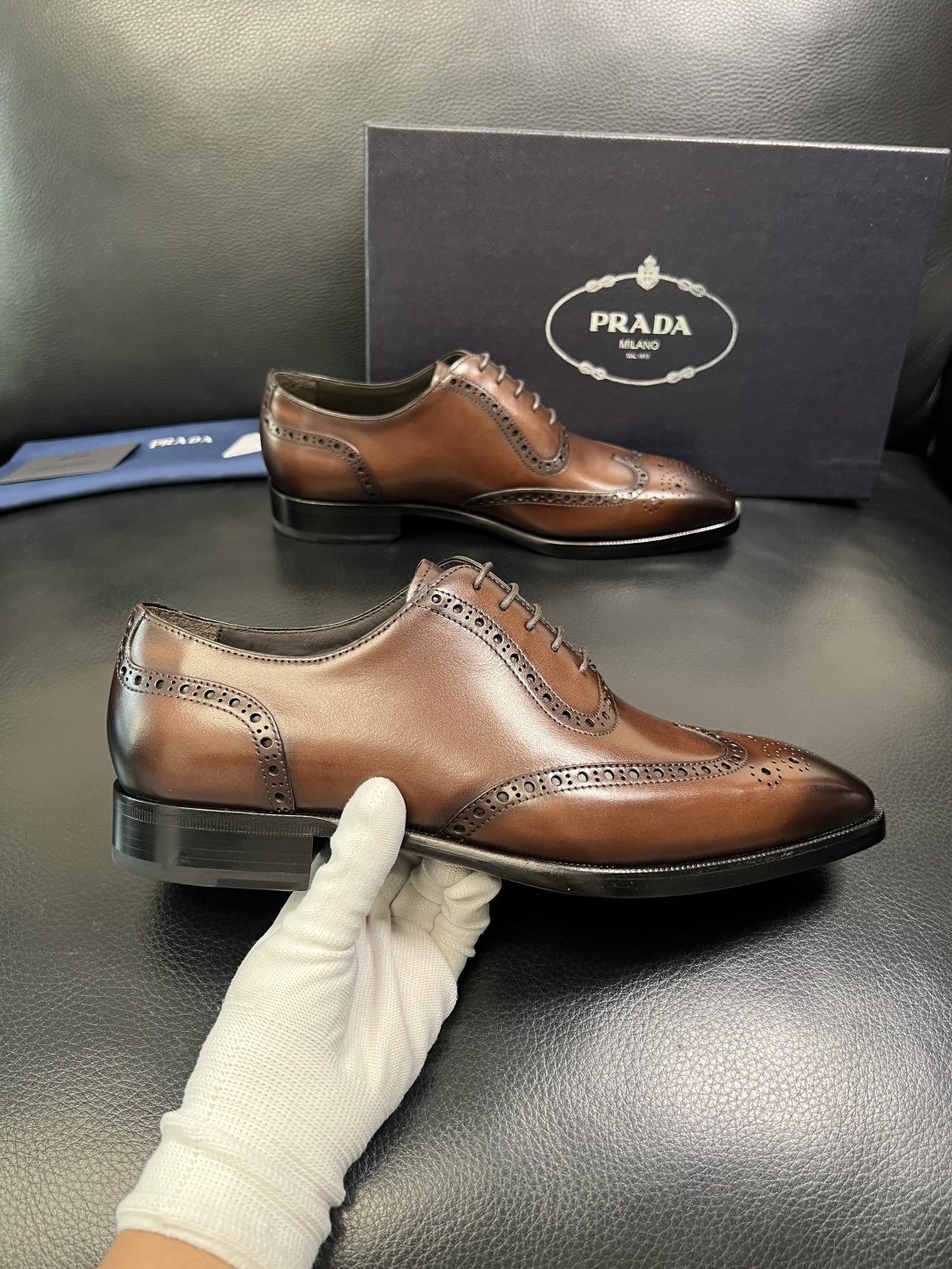 PRADA 高品质 顶级工艺品 普拉达 皮鞋专柜同步 原厂配置，意大利进口原版牛皮面料，透气舒适进口水染