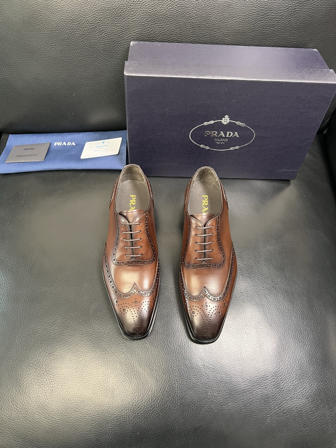 PRADA 高品质 顶级工艺品 普拉达 皮鞋专柜同步 原厂配置，意大利进口原版牛皮面料，透气舒适进口水染