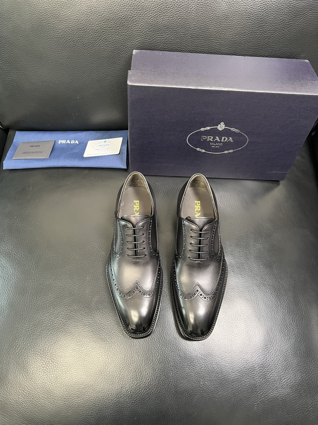PRADA 高品质 顶级工艺品 普拉达 皮鞋专柜同步 原厂配置，意大利进口原版牛皮面料，透气舒适进口水染