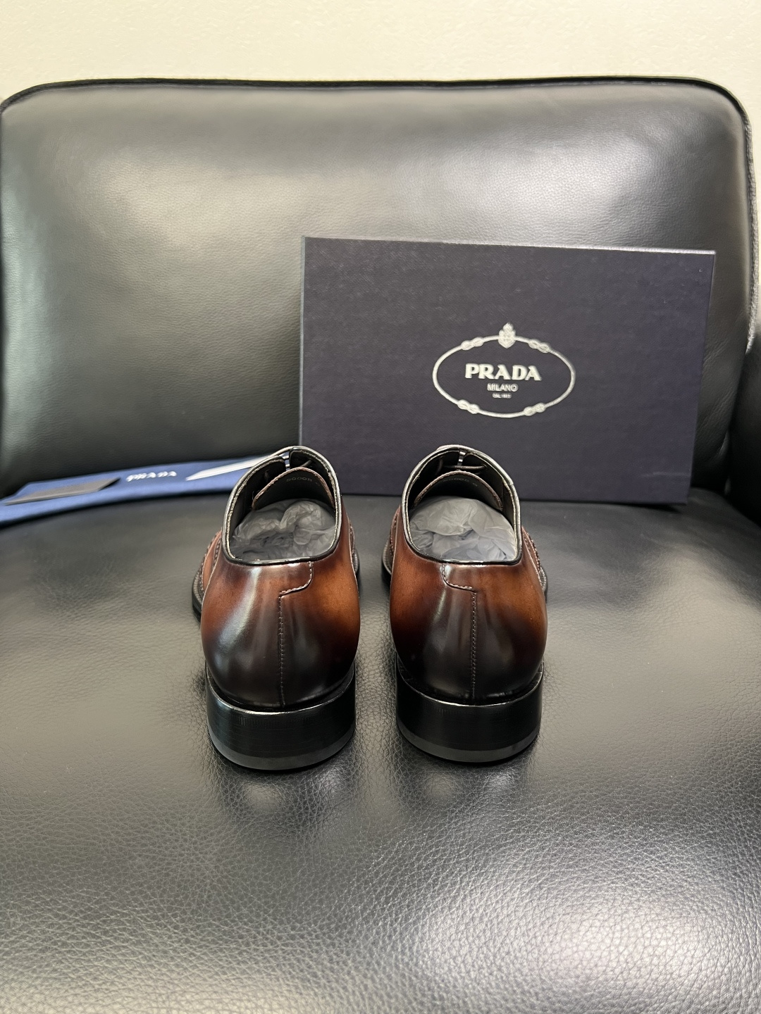 PRADA 高品质 顶级工艺品 普拉达 皮鞋专柜同步 原厂配置，意大利进口原版牛皮面料，透气舒适进口水染
