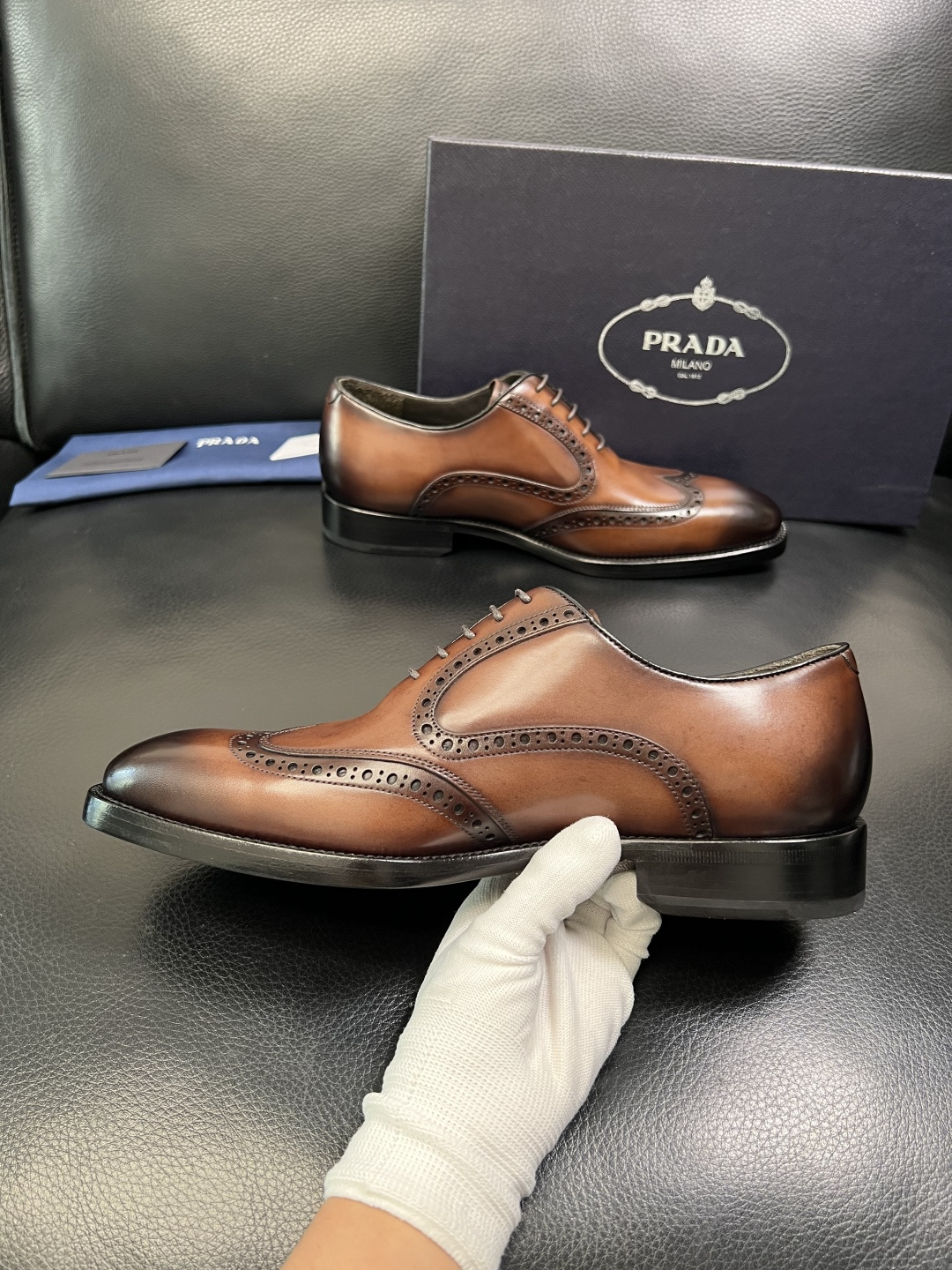 PRADA 高品质 顶级工艺品 普拉达 皮鞋专柜同步 原厂配置，意大利进口原版牛皮面料，透气舒适进口水染