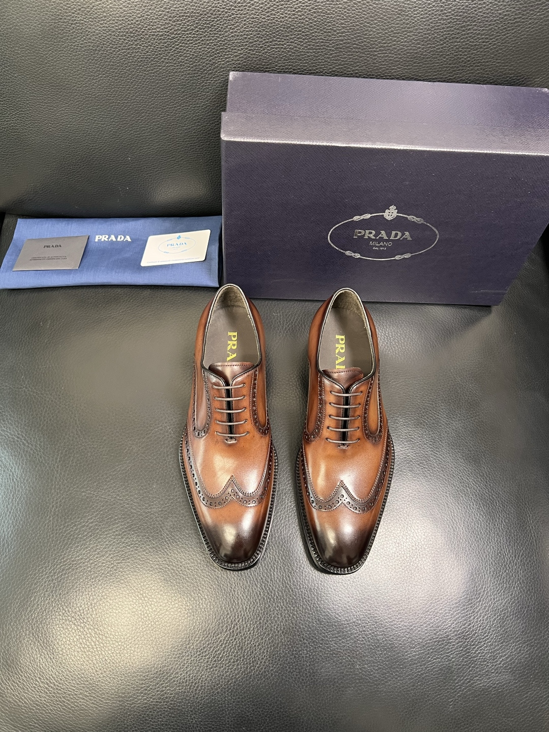PRADA 高品质 顶级工艺品 普拉达 皮鞋专柜同步 原厂配置，意大利进口原版牛皮面料，透气舒适进口水染