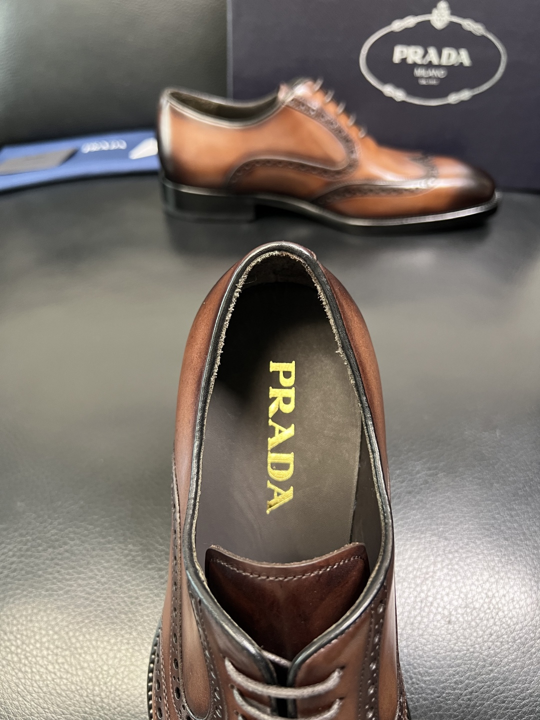 PRADA 高品质 顶级工艺品 普拉达 皮鞋专柜同步 原厂配置，意大利进口原版牛皮面料，透气舒适进口水染