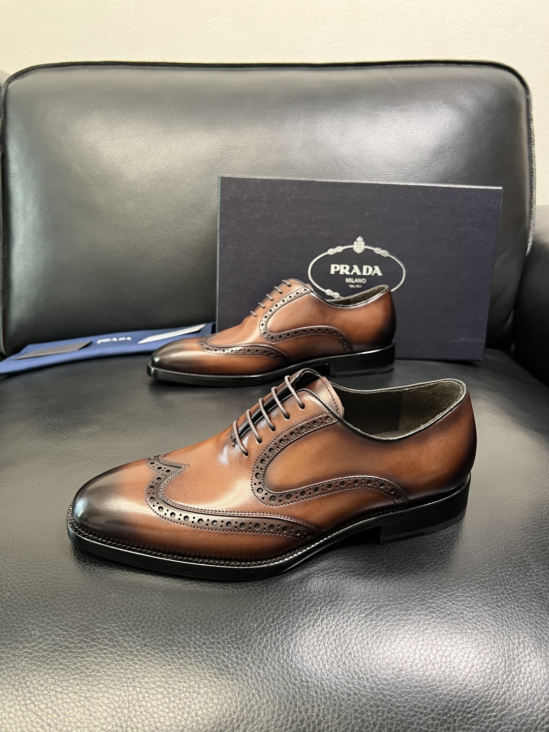 PRADA 高品质 顶级工艺品 普拉达 皮鞋专柜同步 原厂配置，意大利进口原版牛皮面料，透气舒适进口水染