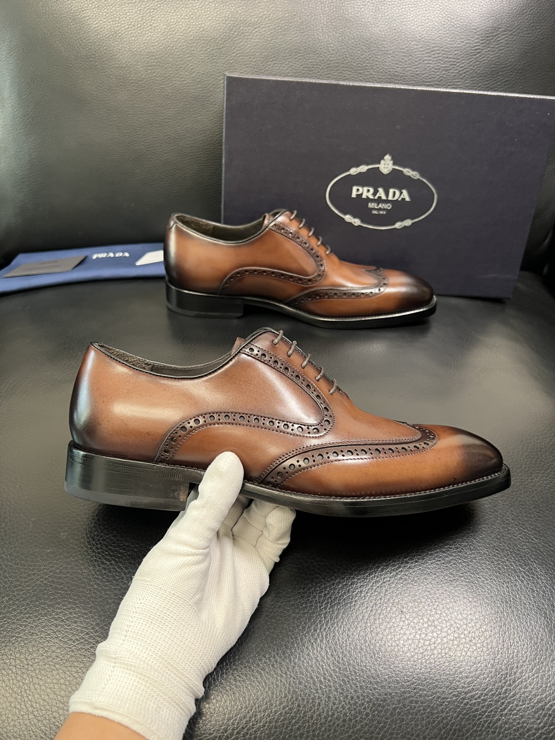 PRADA 高品质 顶级工艺品 普拉达 皮鞋专柜同步 原厂配置，意大利进口原版牛皮面料，透气舒适进口水染