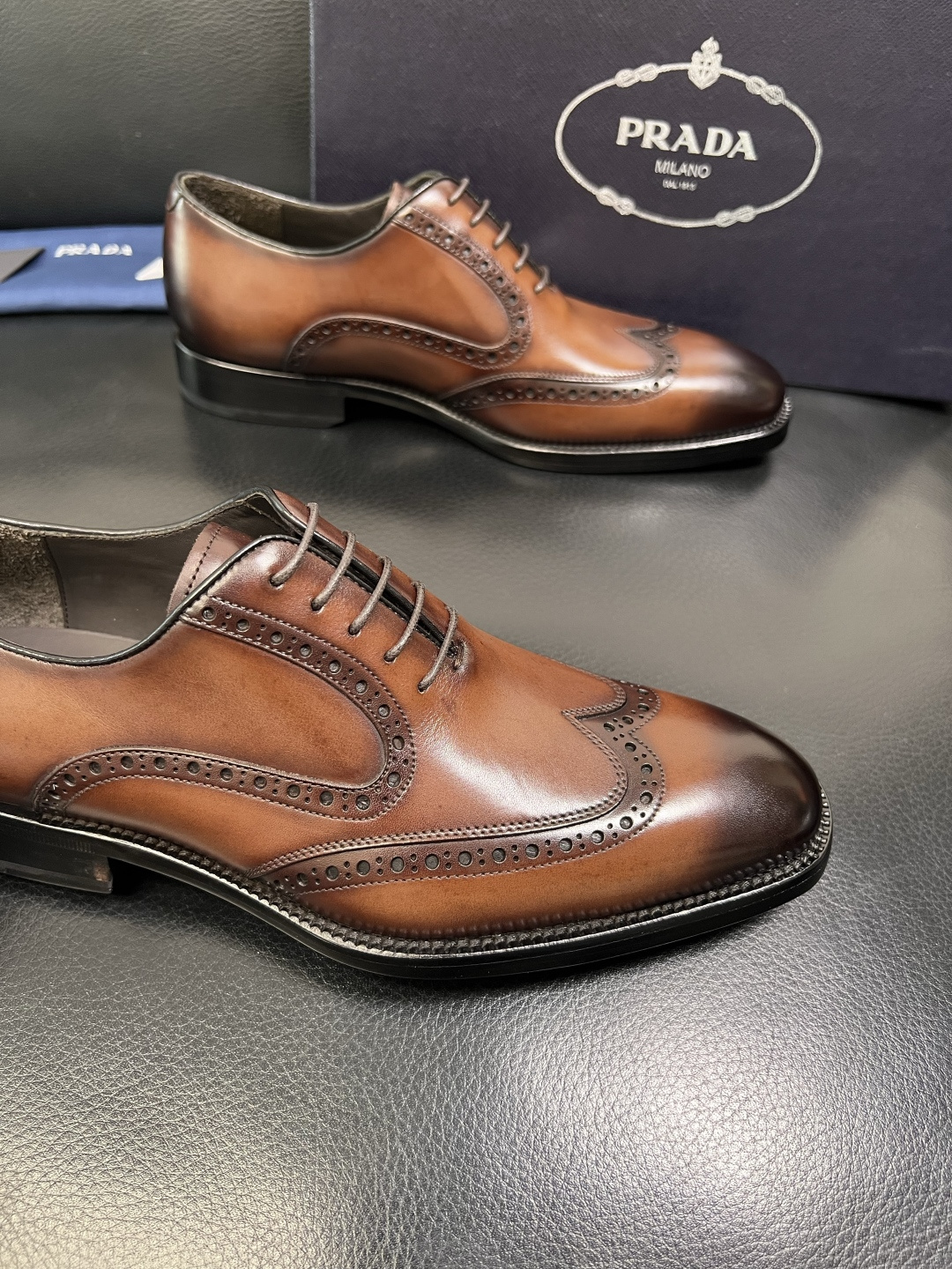 PRADA 高品质 顶级工艺品 普拉达 皮鞋专柜同步 原厂配置，意大利进口原版牛皮面料，透气舒适进口水染