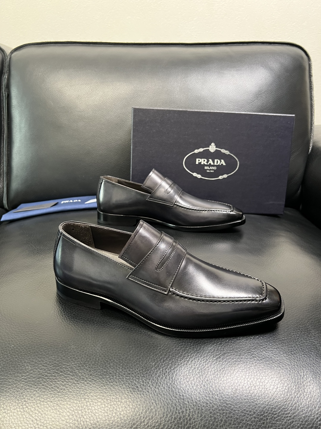 PRADA 高品质 顶级工艺品 普拉达 皮鞋专柜同步 原厂配置，意大利进口原版牛皮面料，透气舒适进口水染