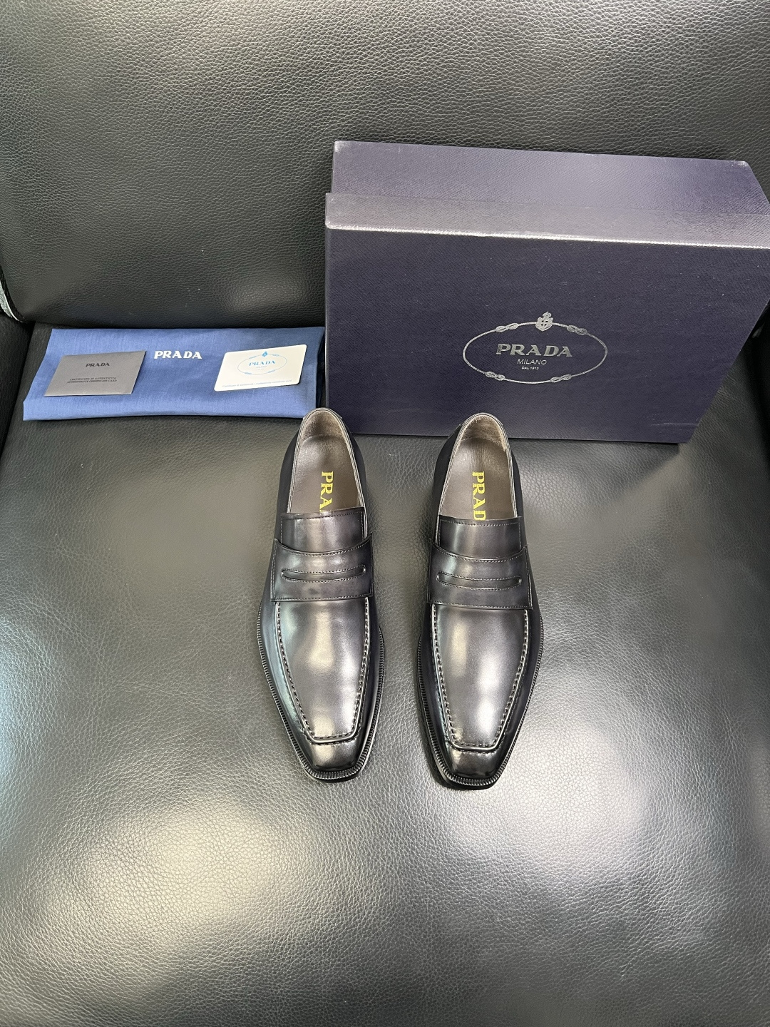 PRADA 高品质 顶级工艺品 普拉达 皮鞋专柜同步 原厂配置，意大利进口原版牛皮面料，透气舒适进口水染