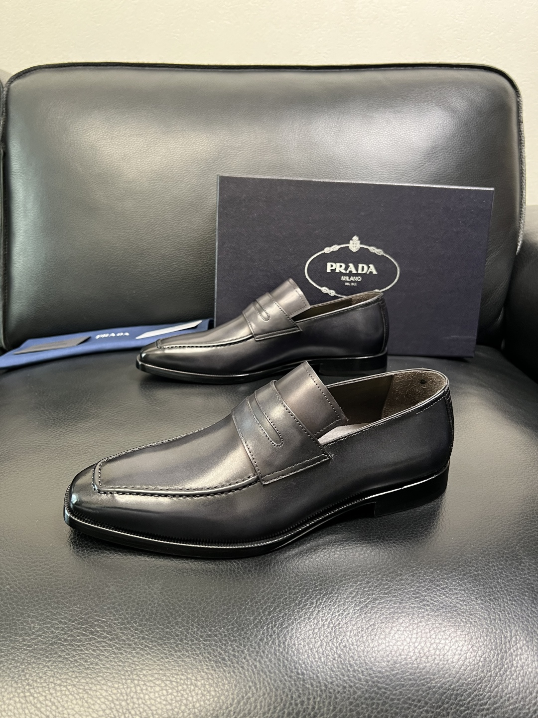 PRADA 高品质 顶级工艺品 普拉达 皮鞋专柜同步 原厂配置，意大利进口原版牛皮面料，透气舒适进口水染