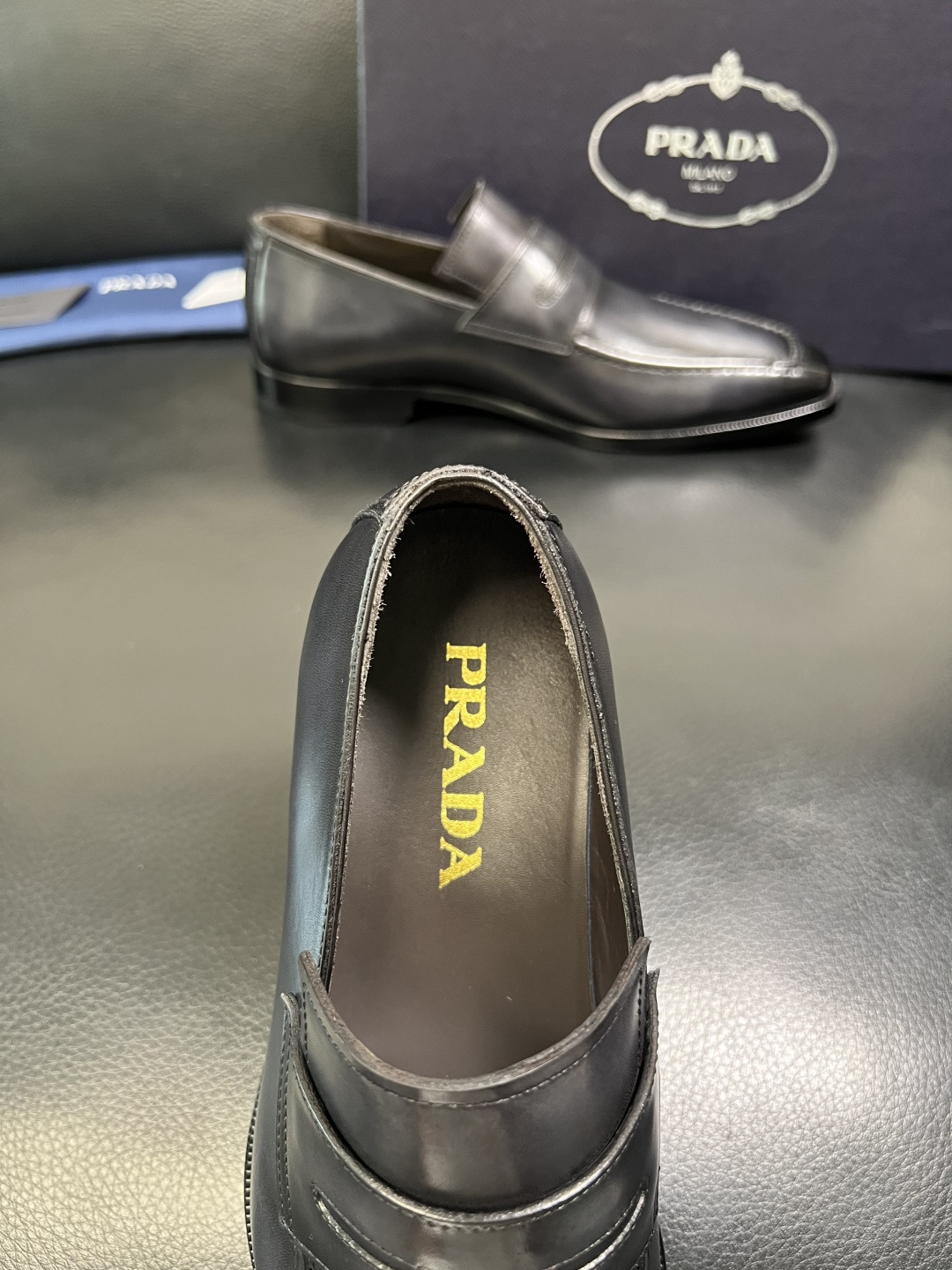 PRADA 高品质 顶级工艺品 普拉达 皮鞋专柜同步 原厂配置，意大利进口原版牛皮面料，透气舒适进口水染