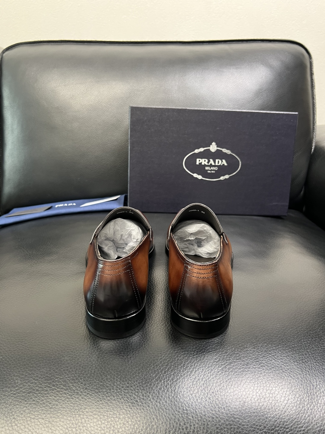 PRADA 高品质 顶级工艺品 普拉达 皮鞋专柜同步 原厂配置，意大利进口原版牛皮面料，透气舒适进口水染