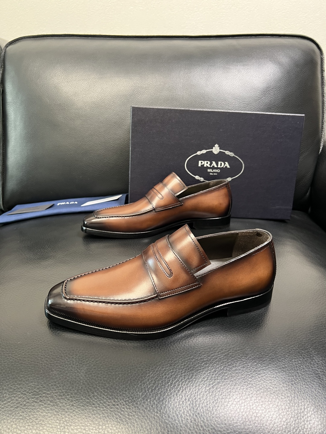 PRADA 高品质 顶级工艺品 普拉达 皮鞋专柜同步 原厂配置，意大利进口原版牛皮面料，透气舒适进口水染