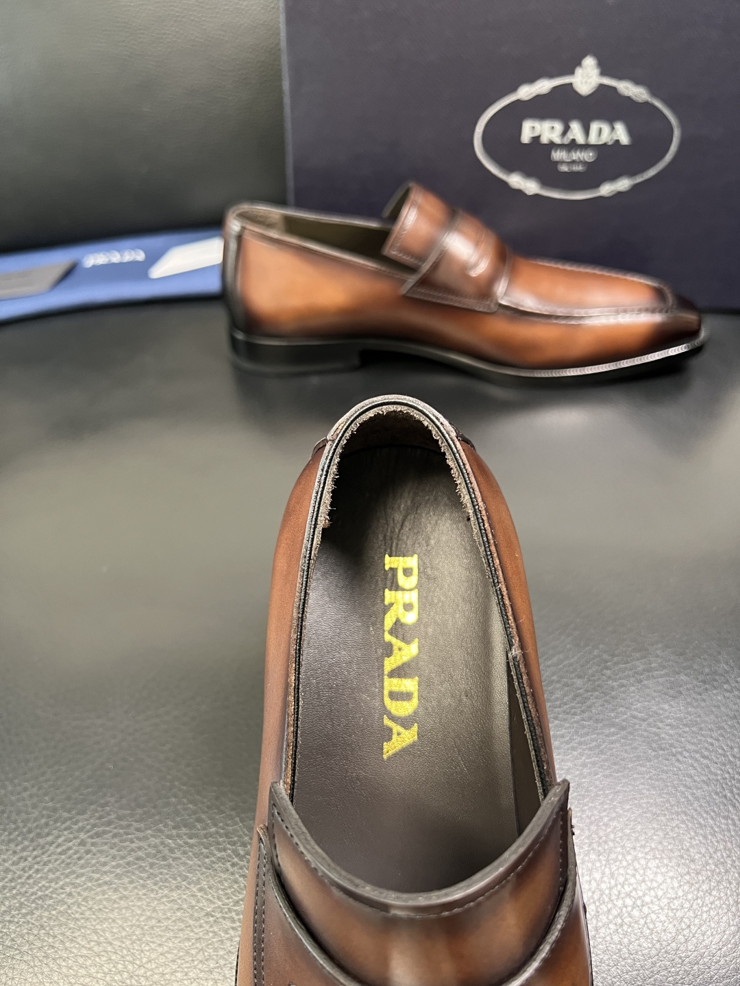 PRADA 高品质 顶级工艺品 普拉达 皮鞋专柜同步 原厂配置，意大利进口原版牛皮面料，透气舒适进口水染