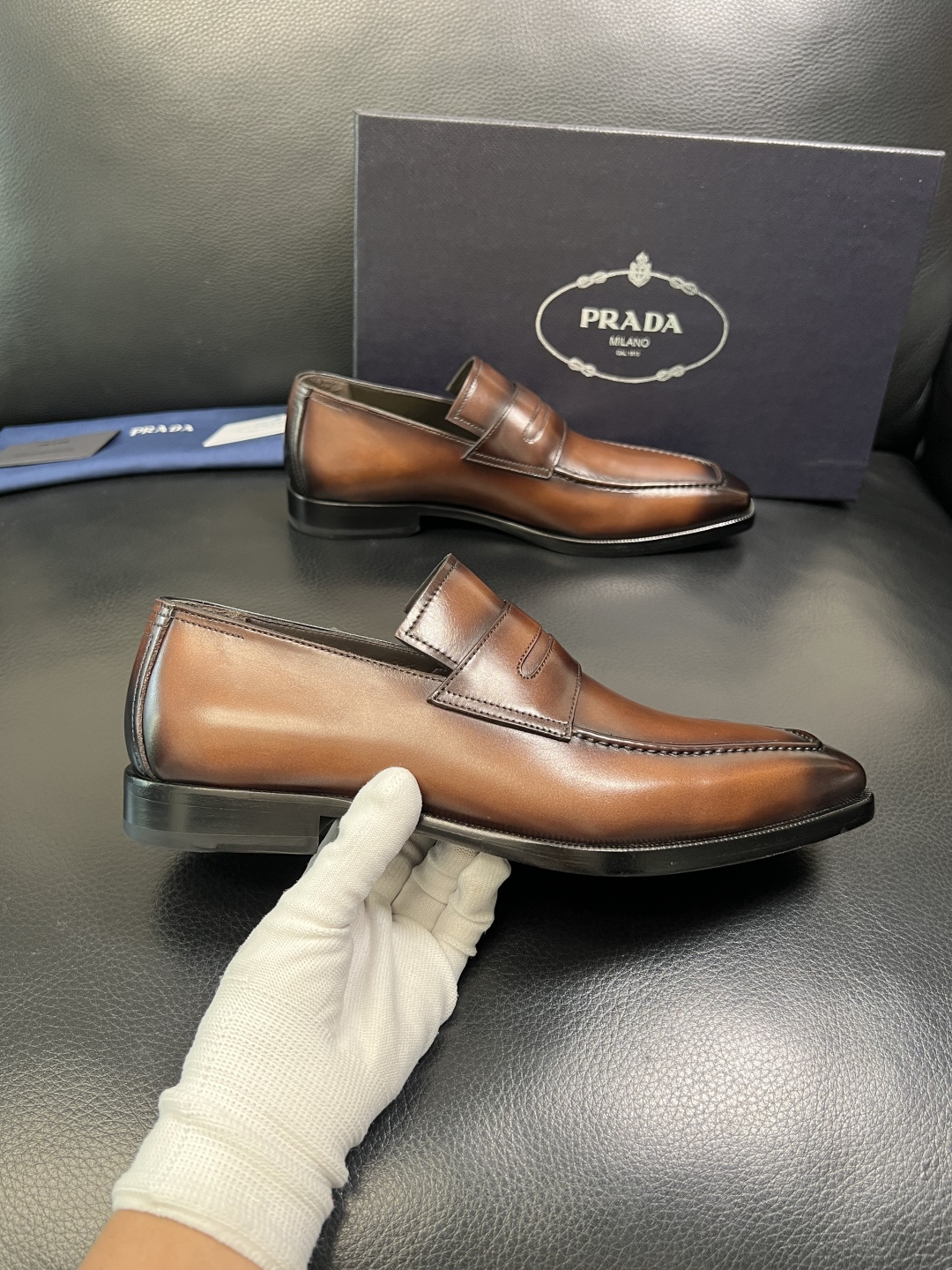 PRADA 高品质 顶级工艺品 普拉达 皮鞋专柜同步 原厂配置，意大利进口原版牛皮面料，透气舒适进口水染