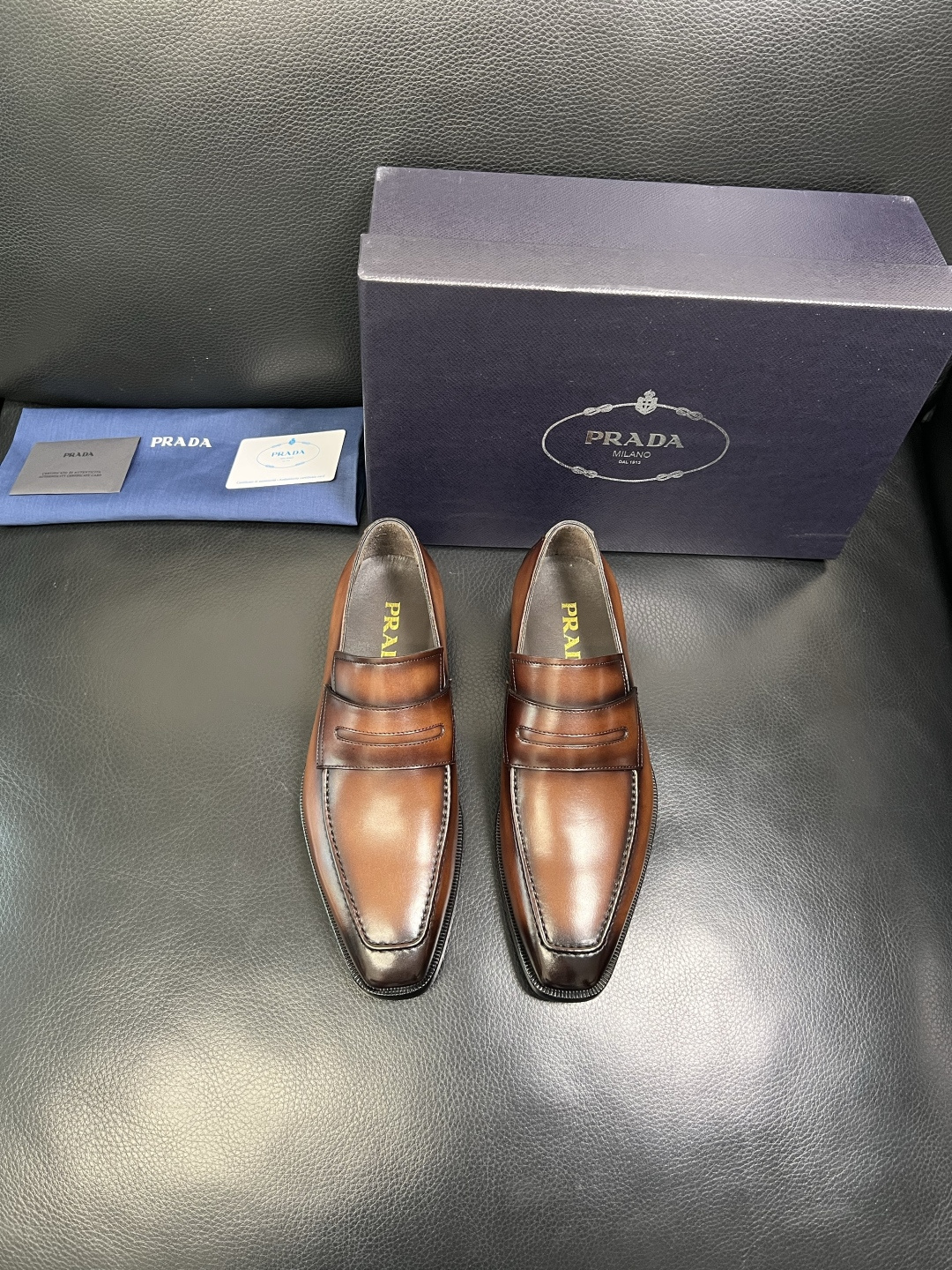 PRADA 高品质 顶级工艺品 普拉达 皮鞋专柜同步 原厂配置，意大利进口原版牛皮面料，透气舒适进口水染