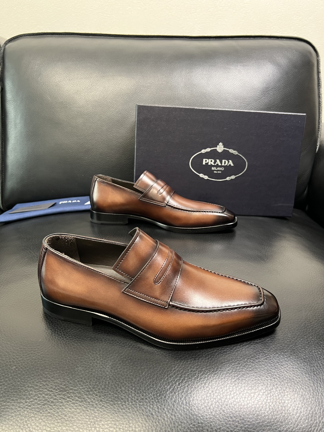 PRADA 高品质 顶级工艺品 普拉达 皮鞋专柜同步 原厂配置，意大利进口原版牛皮面料，透气舒适进口水染