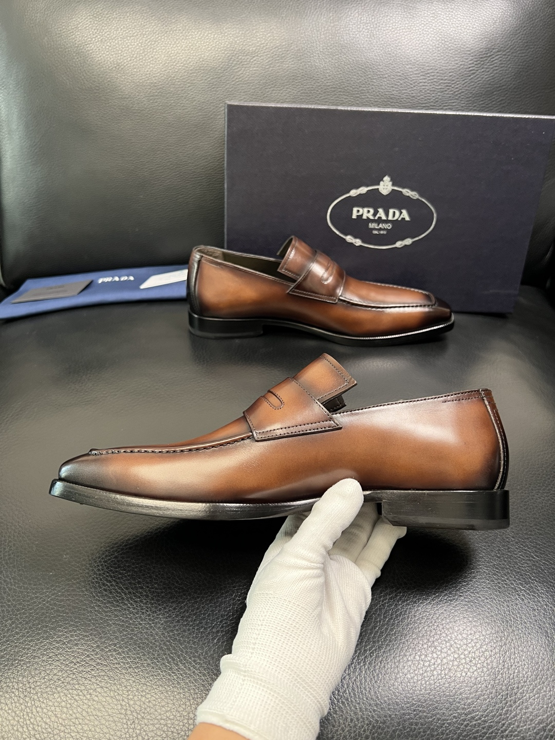 PRADA 高品质 顶级工艺品 普拉达 皮鞋专柜同步 原厂配置，意大利进口原版牛皮面料，透气舒适进口水染