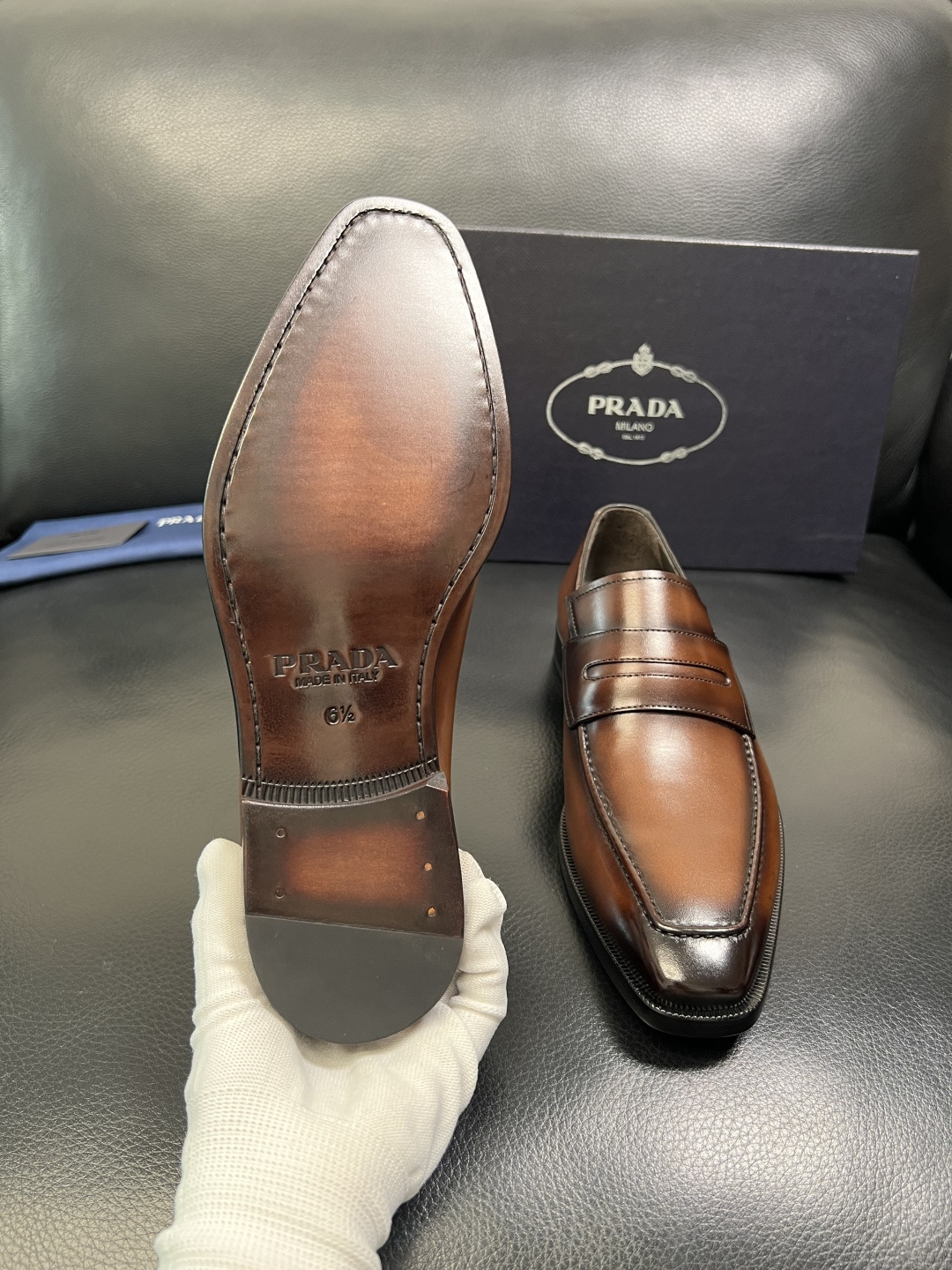 PRADA 高品质 顶级工艺品 普拉达 皮鞋专柜同步 原厂配置，意大利进口原版牛皮面料，透气舒适进口水染