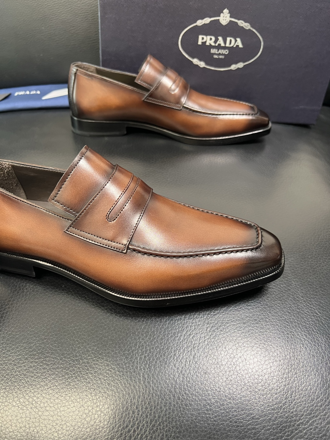 PRADA 高品质 顶级工艺品 普拉达 皮鞋专柜同步 原厂配置，意大利进口原版牛皮面料，透气舒适进口水染