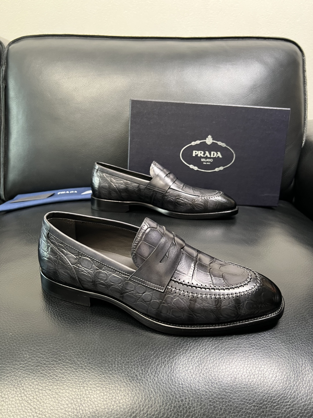 PRADA 高品质 顶级工艺品 普拉达 皮鞋专柜同步 原厂配置，意大利进口原版牛皮面料，透气舒适进口水染