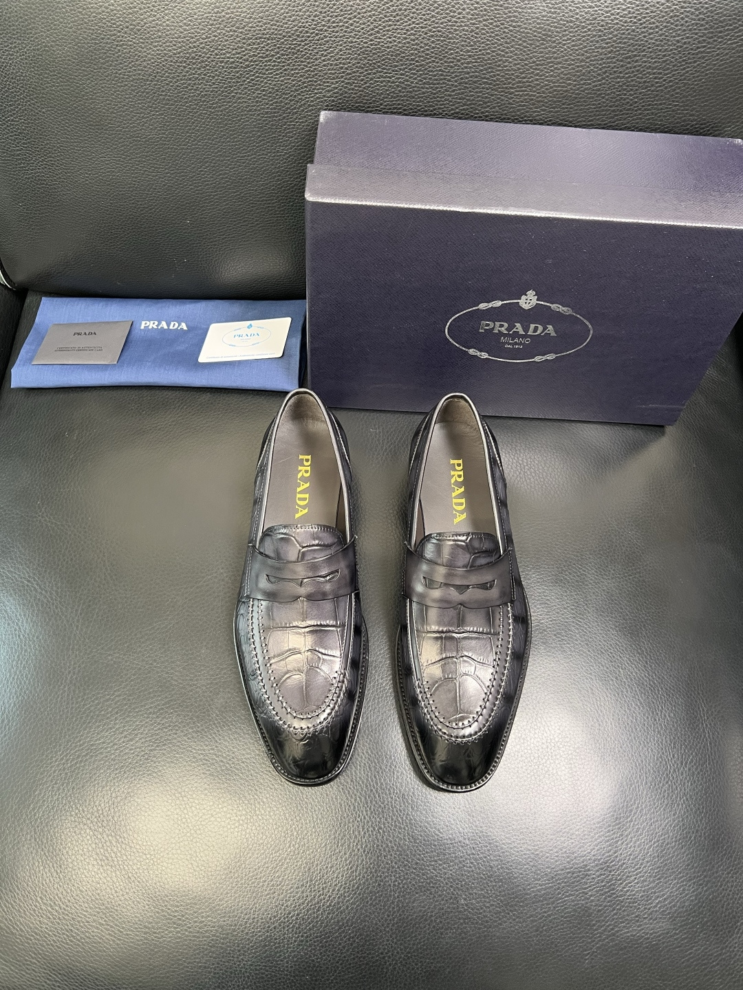 PRADA 高品质 顶级工艺品 普拉达 皮鞋专柜同步 原厂配置，意大利进口原版牛皮面料，透气舒适进口水染