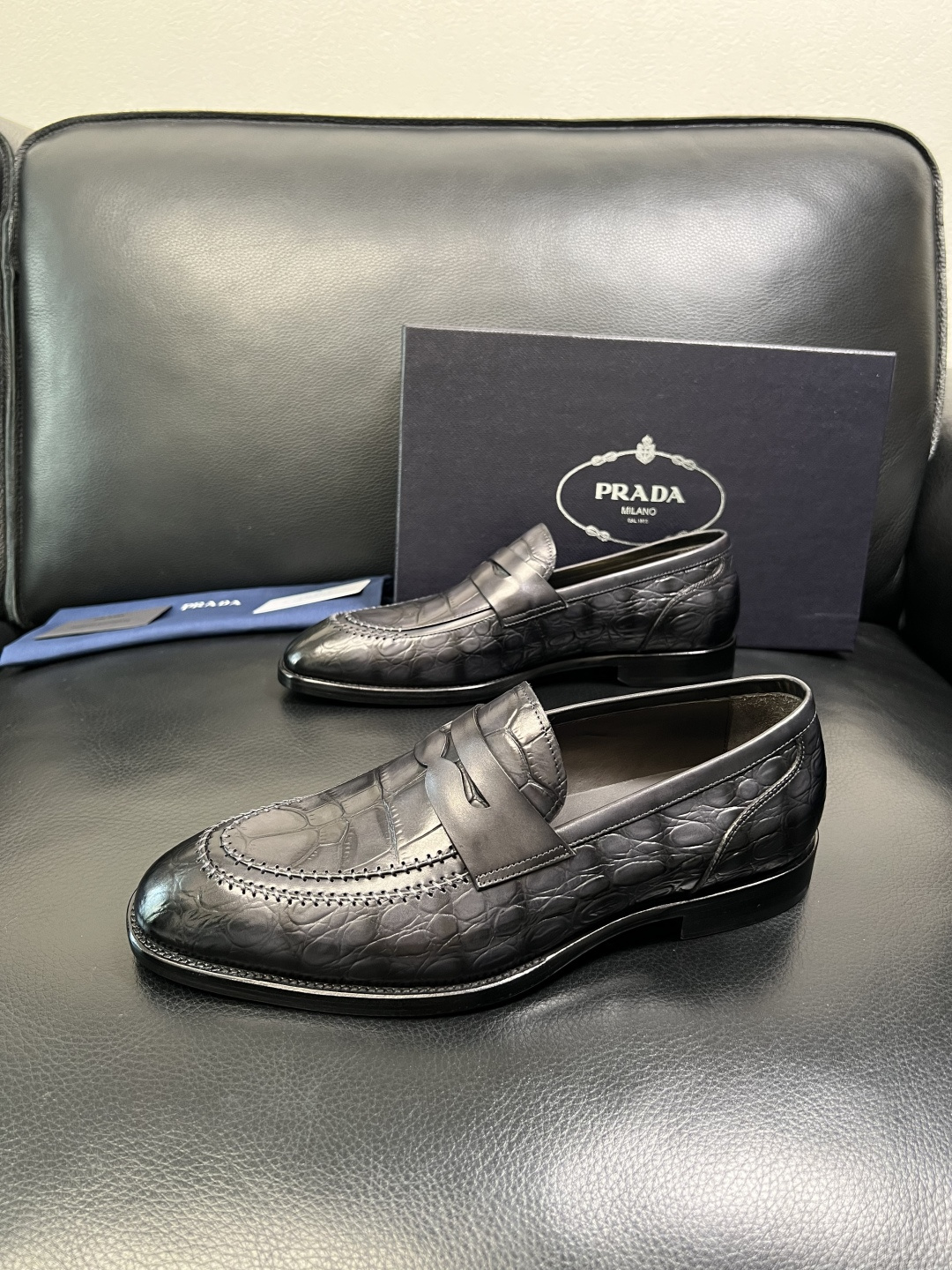 PRADA 高品质 顶级工艺品 普拉达 皮鞋专柜同步 原厂配置，意大利进口原版牛皮面料，透气舒适进口水染