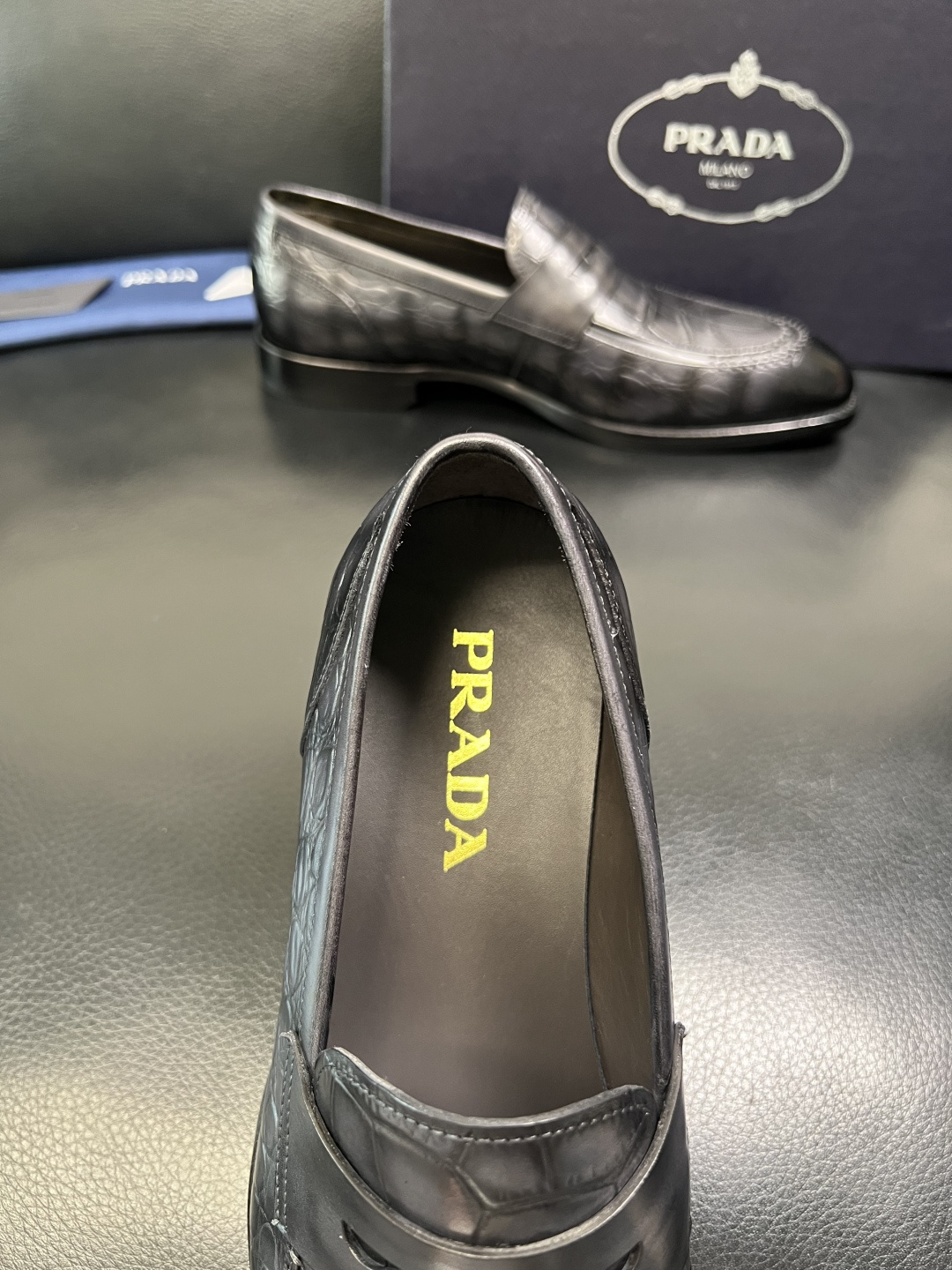 PRADA 高品质 顶级工艺品 普拉达 皮鞋专柜同步 原厂配置，意大利进口原版牛皮面料，透气舒适进口水染