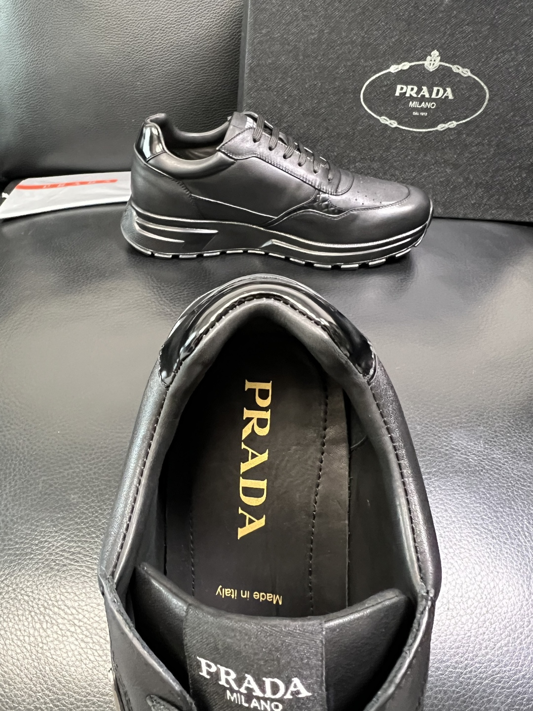 PRADA 高品质 顶级工艺品 普拉达 专柜同步 原厂配置，意大利进口原版牛皮，透气舒适进口水染牛里垫，