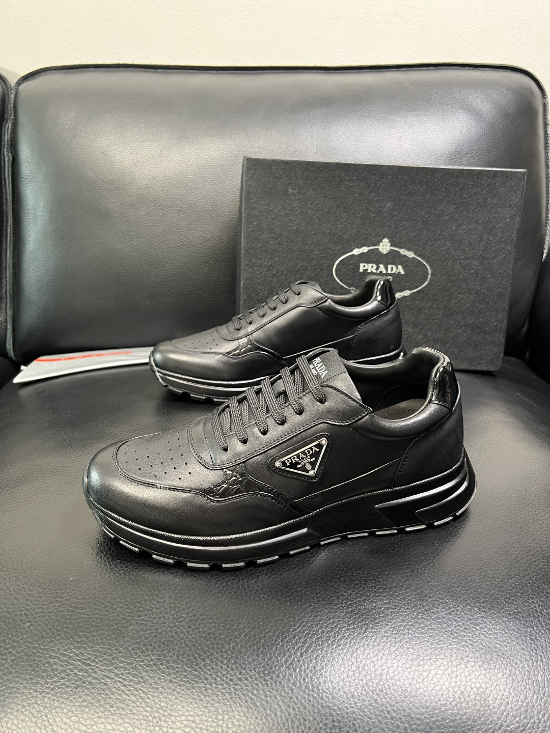 PRADA 高品质 顶级工艺品 普拉达 专柜同步 原厂配置，意大利进口原版牛皮，透气舒适进口水染牛里垫，