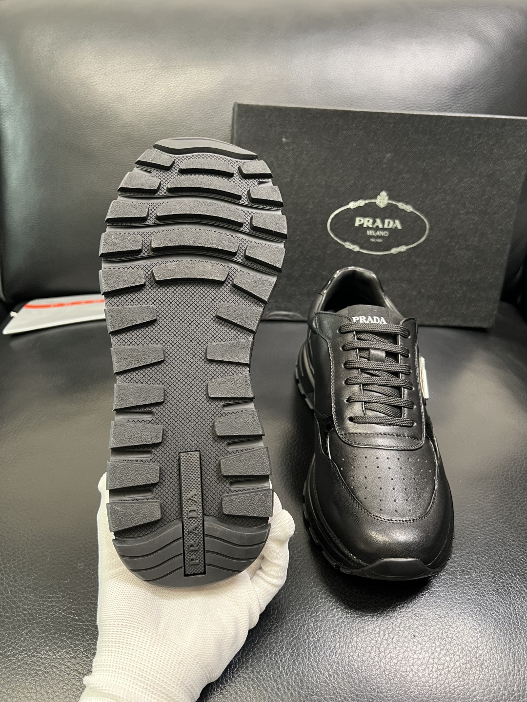 PRADA 高品质 顶级工艺品 普拉达 专柜同步 原厂配置，意大利进口原版牛皮，透气舒适进口水染牛里垫，