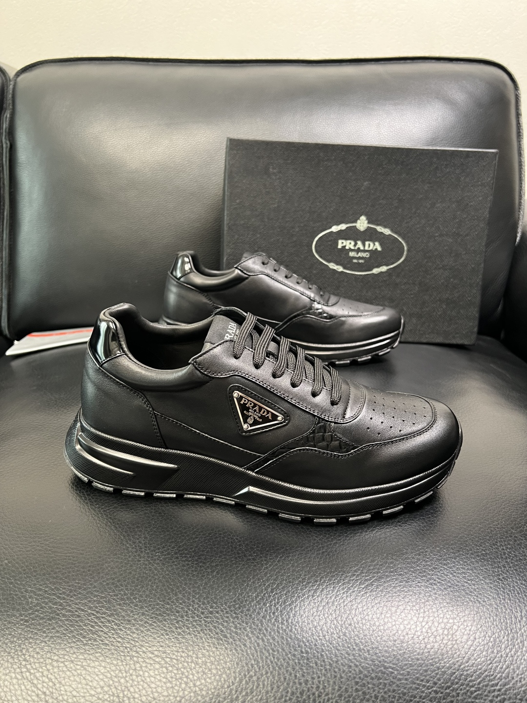 PRADA 高品质 顶级工艺品 普拉达 专柜同步 原厂配置，意大利进口原版牛皮，透气舒适进口水染牛里垫，