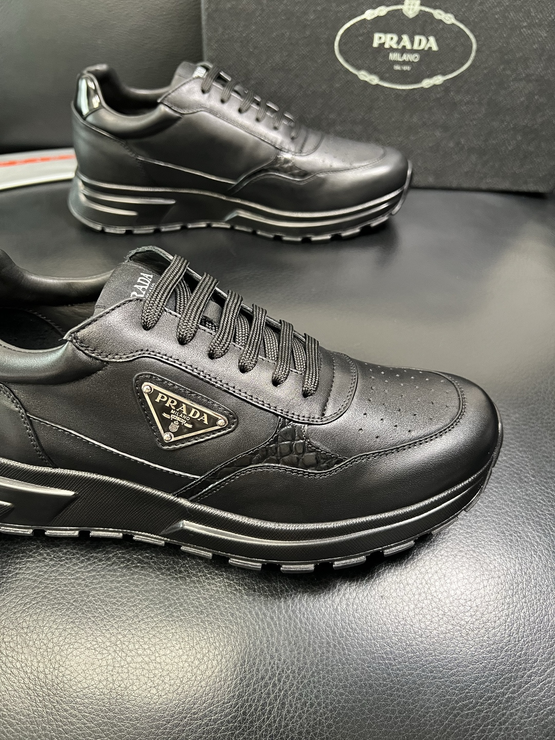 PRADA 高品质 顶级工艺品 普拉达 专柜同步 原厂配置，意大利进口原版牛皮，透气舒适进口水染牛里垫，