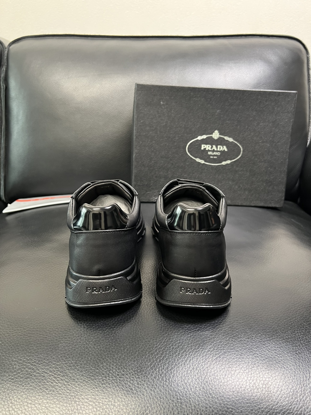 PRADA 高品质 顶级工艺品 普拉达 专柜同步 原厂配置，意大利进口原版牛皮，透气舒适进口水染牛里垫，