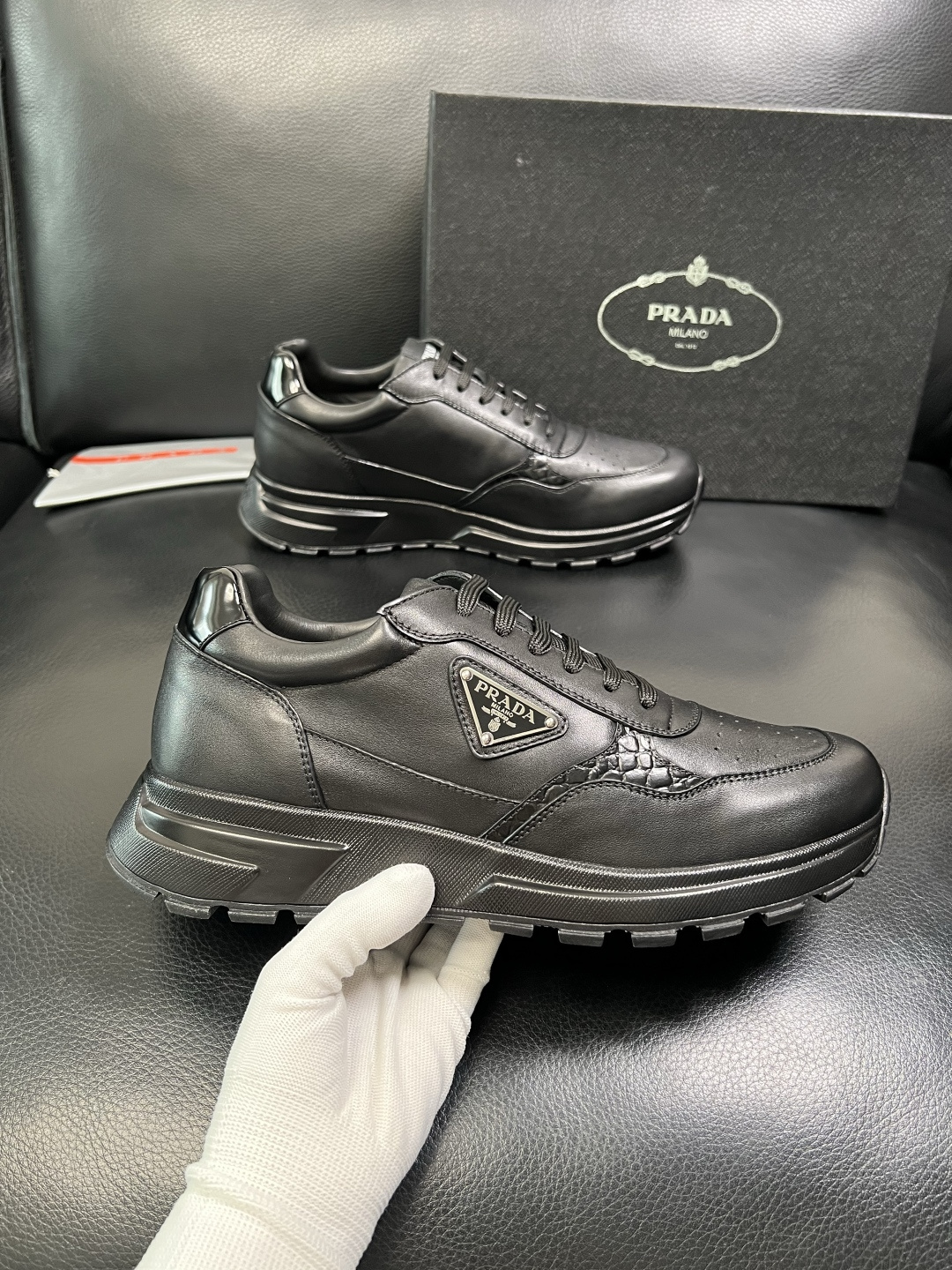 PRADA 高品质 顶级工艺品 普拉达 专柜同步 原厂配置，意大利进口原版牛皮，透气舒适进口水染牛里垫，