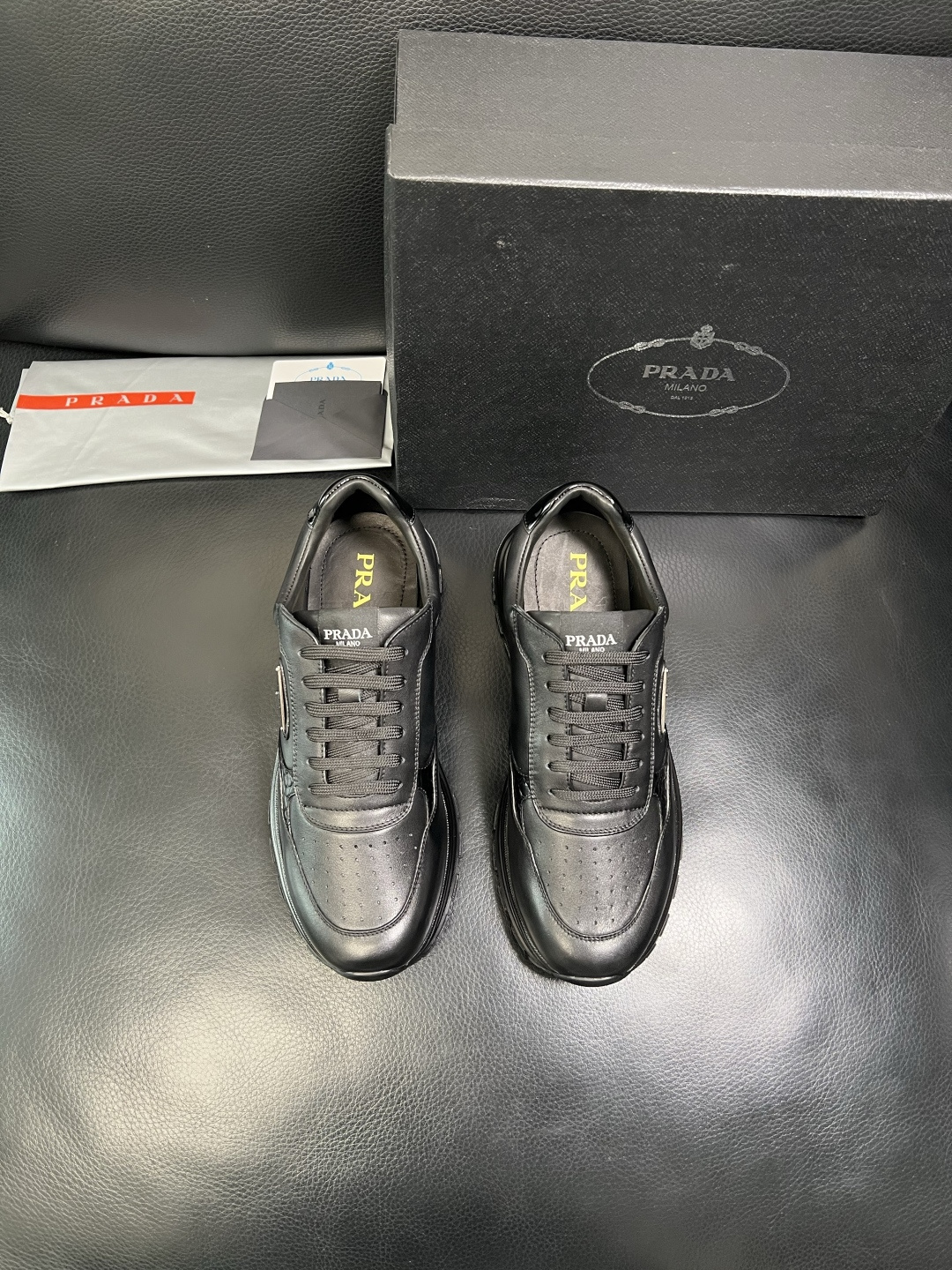 PRADA 高品质 顶级工艺品 普拉达 专柜同步 原厂配置，意大利进口原版牛皮，透气舒适进口水染牛里垫，