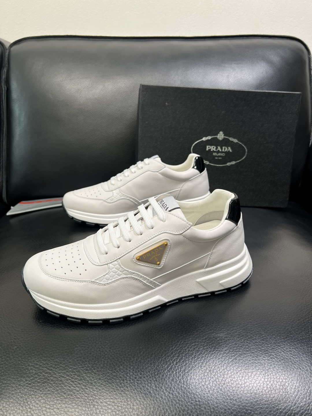 PRADA 高品质 顶级工艺品 普拉达 专柜同步 原厂配置，意大利进口原版牛皮，透气舒适进口水染牛里垫，